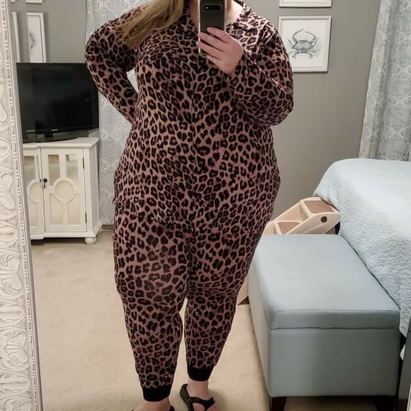 📌SOLD OUT📌🆕PLUS SIZE LEOPARD FLEECE ONESIE - Picture 6 of 13